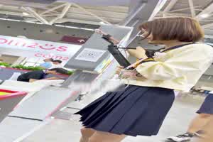 短发学生妹拍东西，那我来拍她内裤！抄底  背景图片