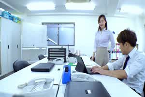 超美颜值明星女神『杨幂』AI换脸 OL黑丝女同事续集  背景图片