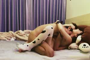 Highsstn 啪啪乳牛装  背景图片