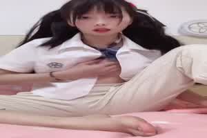 【初恋自慰】稚嫩清纯少女自慰，反差感真的拉满，手扣一会开始抹油用超大阳具插，还加个跳蛋一起！  背景图片