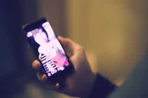 【原创】“我要干爆你们女神！”尾随直播主回家用肉棒收服她  背景图片