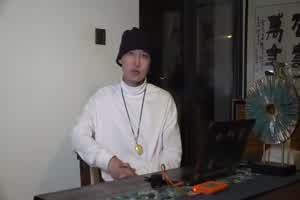 【搭讪大师】 约炮实战教学：成功全靠这三句话！  背景图片