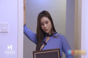 麻豆 张芸熙 旗袍诱惑丈夫弟弟  背景图片