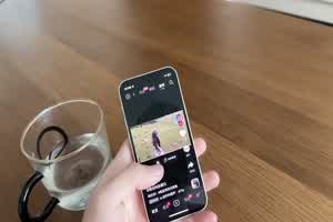 原创 樱花小猫 环卫工人女儿上门讨工资，工资没拿到甚至失了身子  背景图片