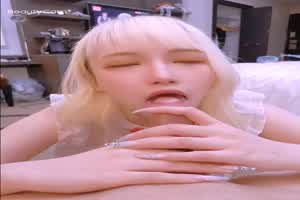 白嫩美少女太会吃鸡巴了  背景图片