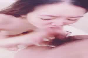 【骚老师】你当这是辣条在吃吗 反差主播笑死人了！太牛逼了！女人玩男人！  背景图片