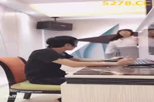 台湾 超性感丝袜OL 办公桌上舔穴爱抚 跪在桌下吃大屌 把办公室当成肉搏战场  背景图片