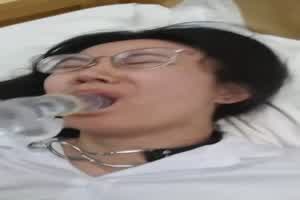 调教眼镜娘高中生，吃着假屌SM  背景图片