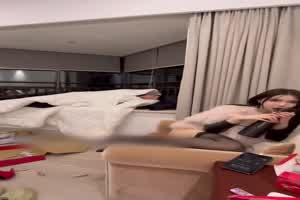 抖音 DJMILK 55W粉丝大网红跟同厂牌潮流小伙4p视频流出  背景图片