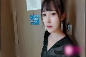 外甥拿舅妈丝袜自慰被发现后竟要求内射  背景图片