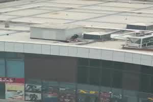 【独家首发】高中情侣翘课跑到商场天台啪啪，解锁各种姿势  背景图片