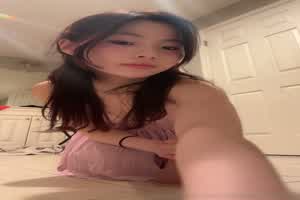 这童颜粉逼的萝莉，一瞬间就插入了  背景图片