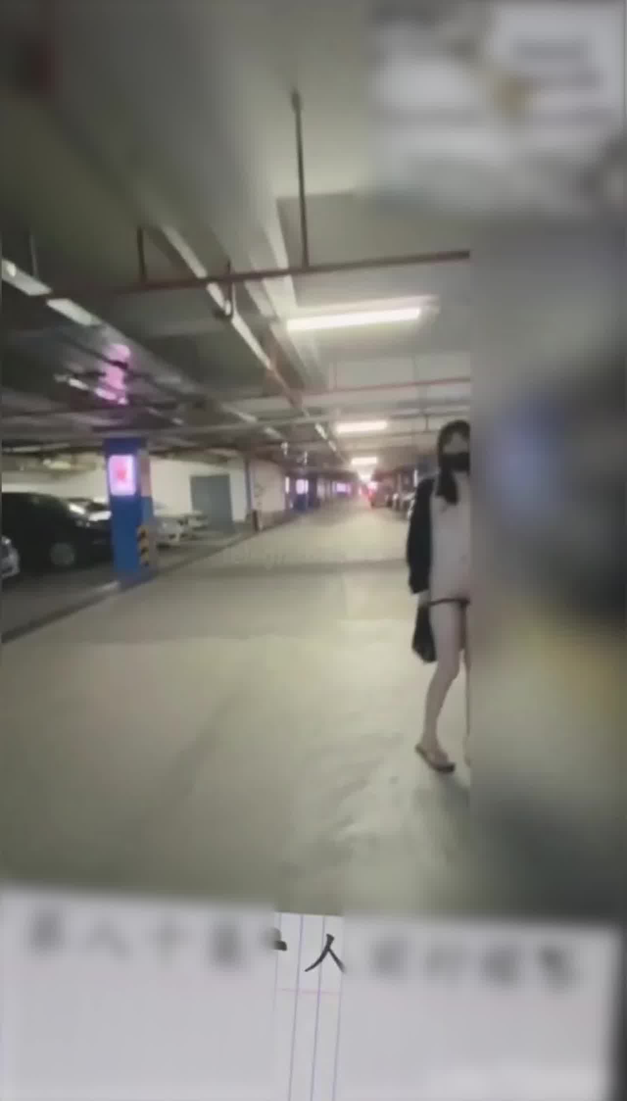  嫩屄少女冯姗姗户外露出母狗调教 的剧照6