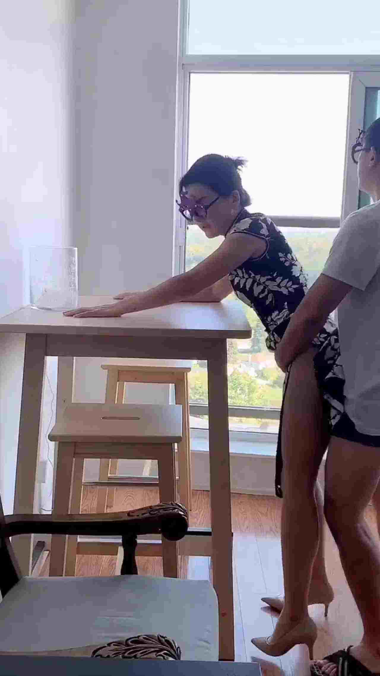  淫荡娇妻勾引自己的学生，被爆操 的剧照10