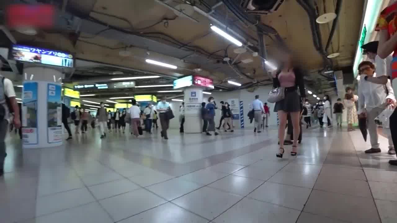  【偷拍】逛街偷拍巨乳少女逛街顺便抄底小内裤，奶子太大胸罩都透出白衣服真色情 的剧照1