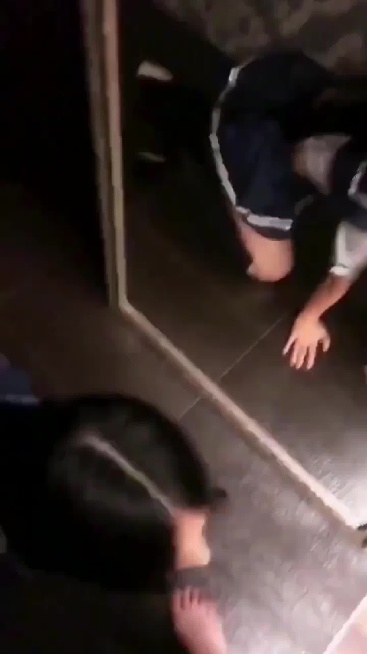  趴着口交制服 的剧照6