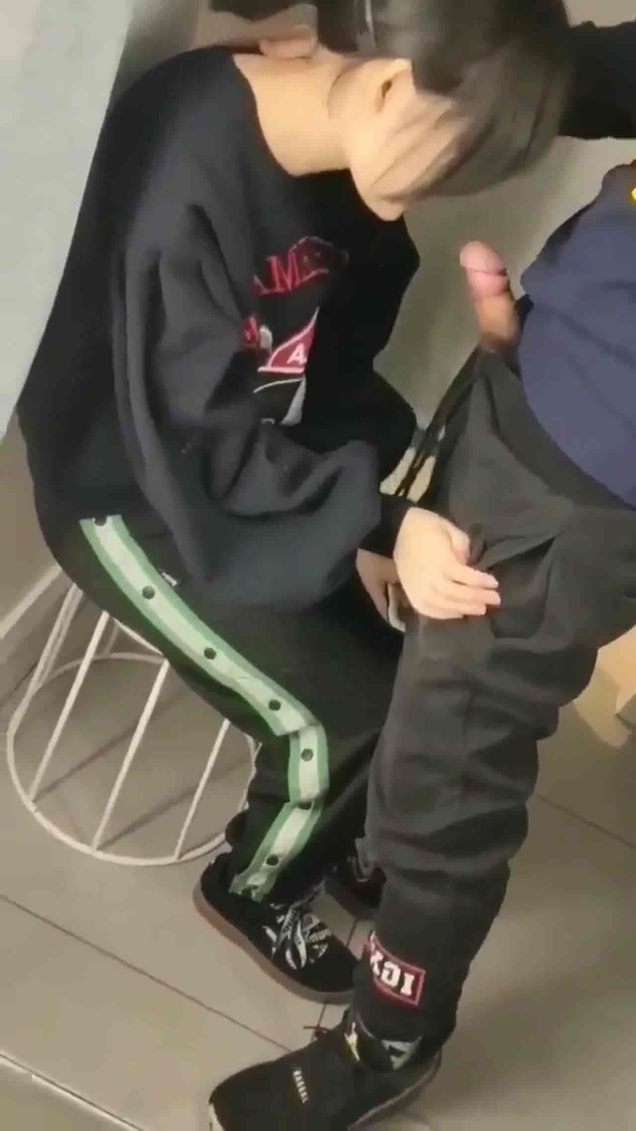  学生情侣公厕偷禁果 的剧照4