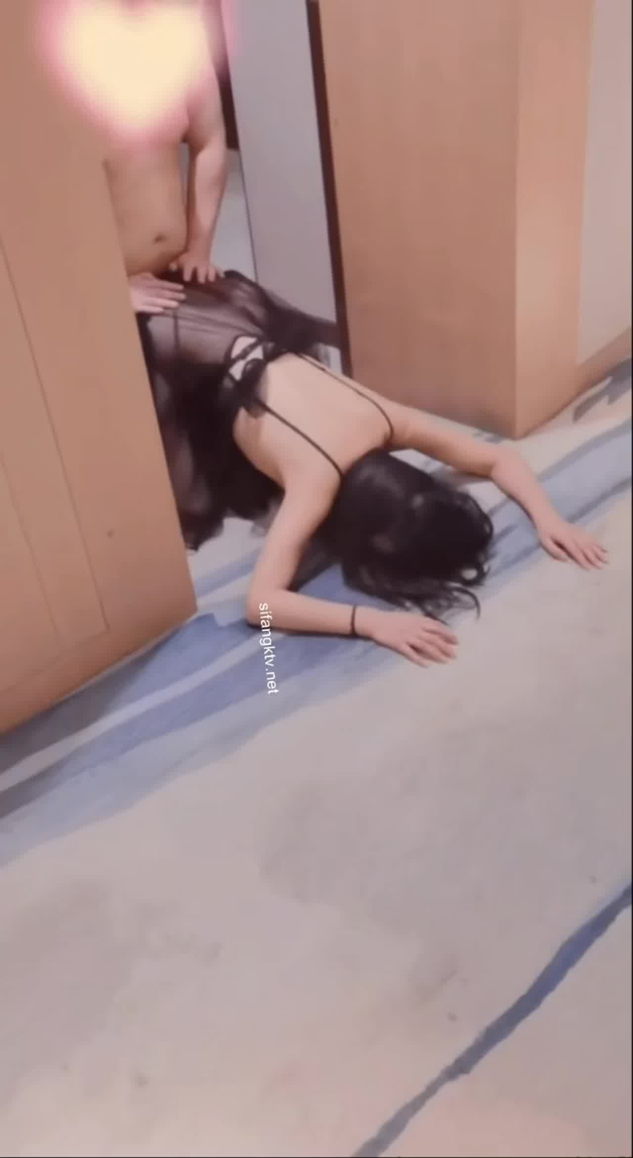  骚母狗诱惑操逼情趣黑丝酒店露出啪啪啪 的剧照10