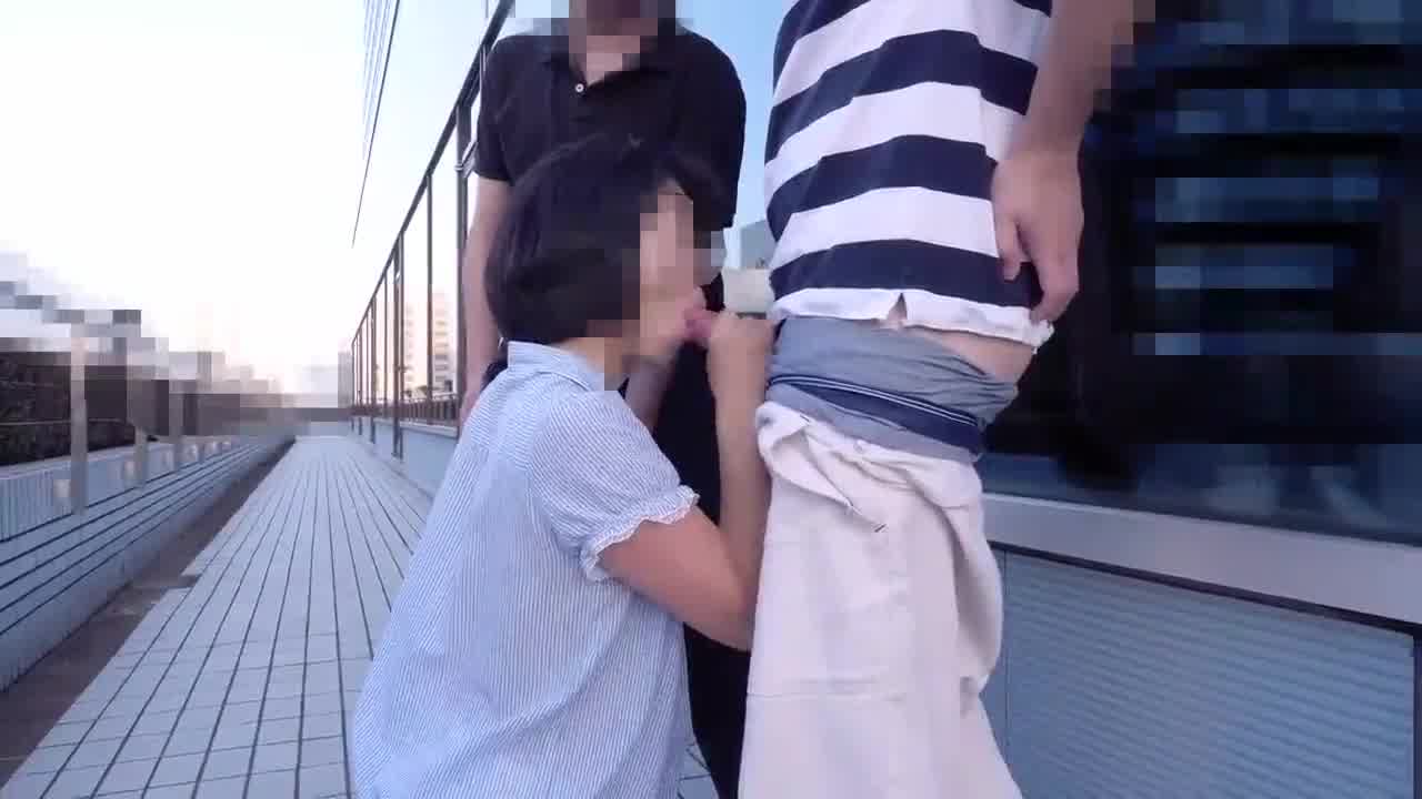  抖音网红淫钰儿写字楼旁自拍露出视频 的剧照4