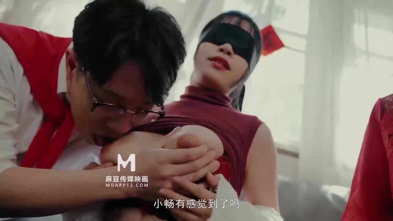  新年绝地大战杂交换妻派对 的剧照9