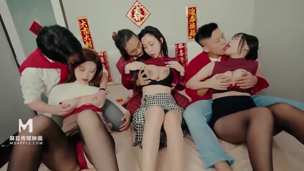  新年绝地大战杂交换妻派对 的剧照10