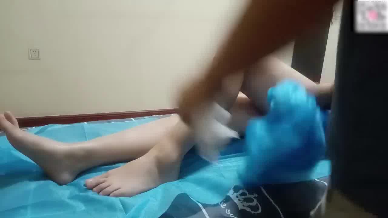  小奶猫主播福利：推油手法教学 的剧照2