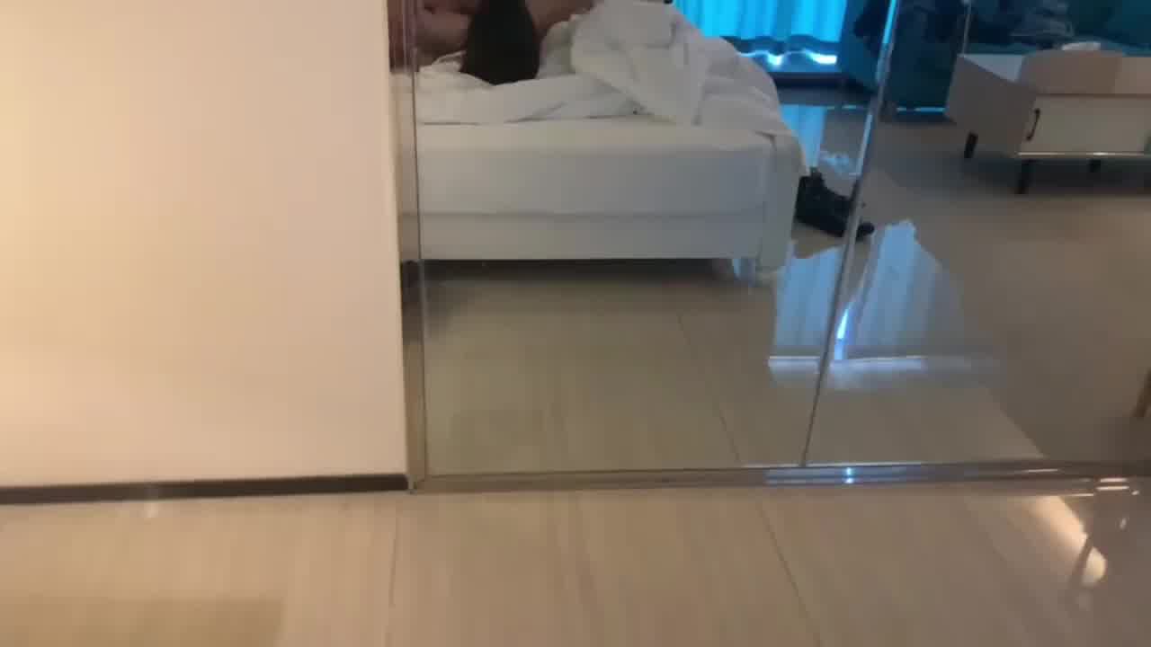  黑丝母狗cos空姐制服做爱，边猛操边猛扇她的嘴巴！完全不把她当人操，受虐小m母狗被玩的很开心 的剧照7