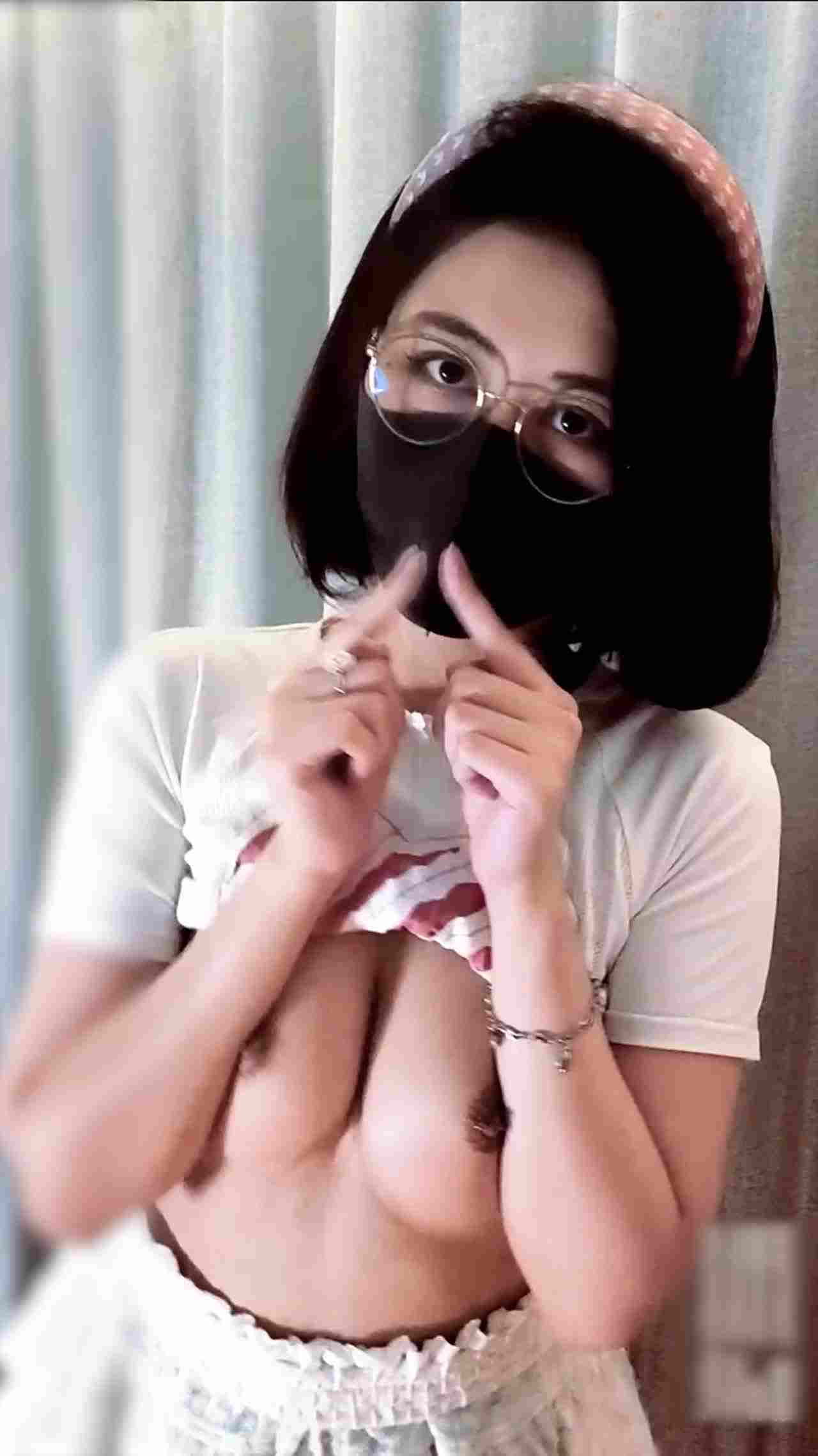  抖音网红反差母狗『奶咪 Naimi』 粉红丝袜牛奶糖裸舞 粉穴肛塞求操 的剧照8