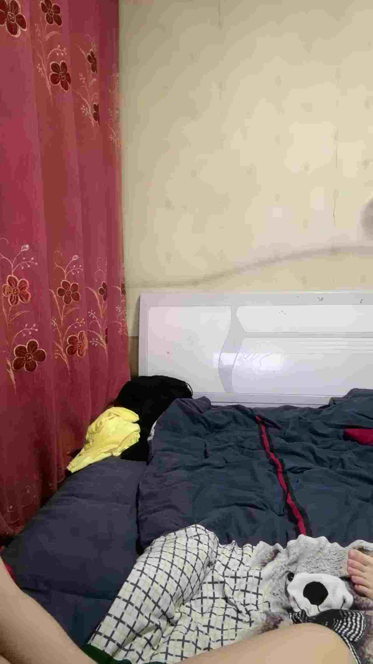  幼齿萝莉姐妹花初下海~黑丝诱惑~被大屌狂插~疯狂推荐！ 的剧照1