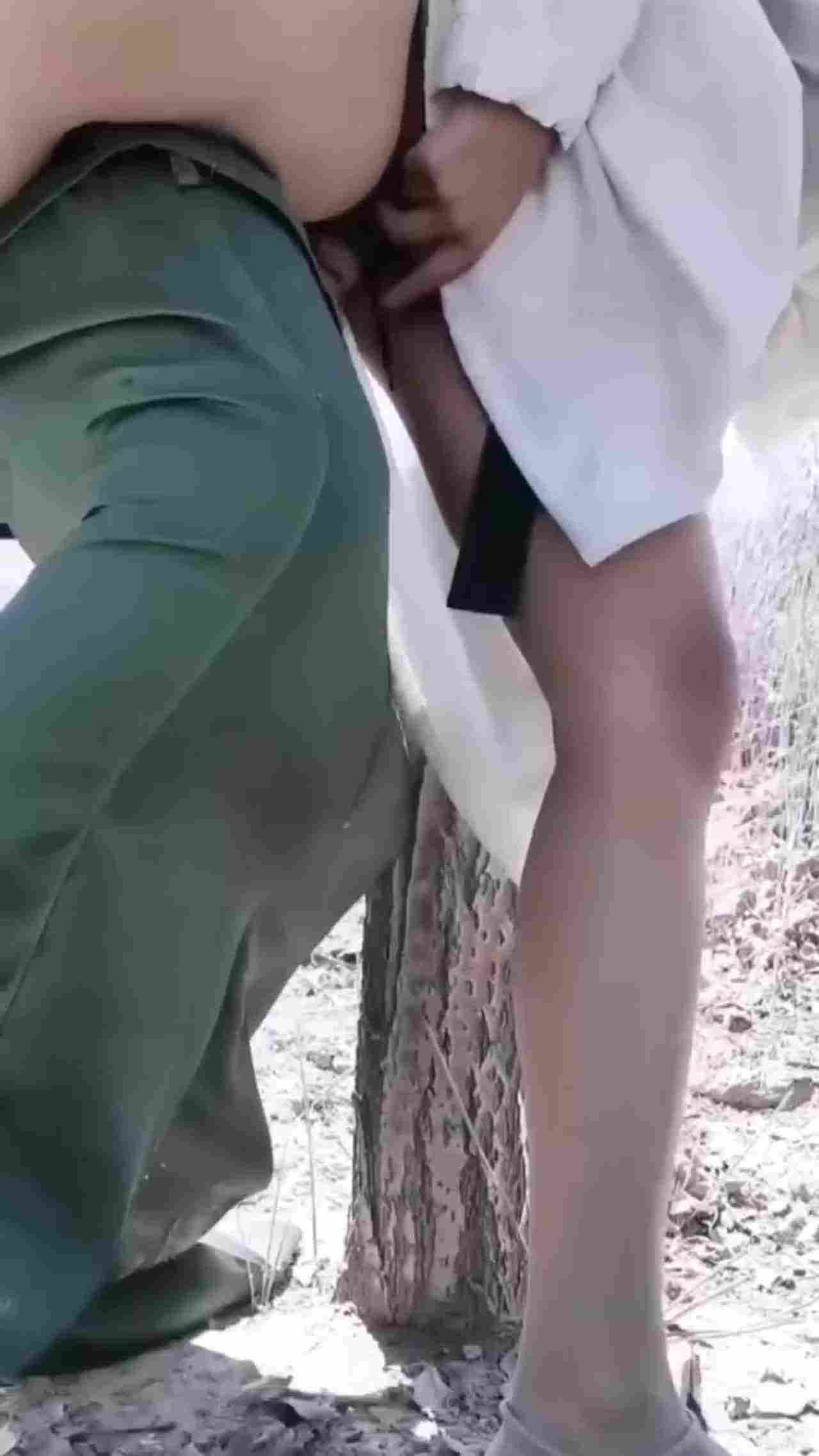  快手网红小雅户外漏出直播，路过小树 的剧照1