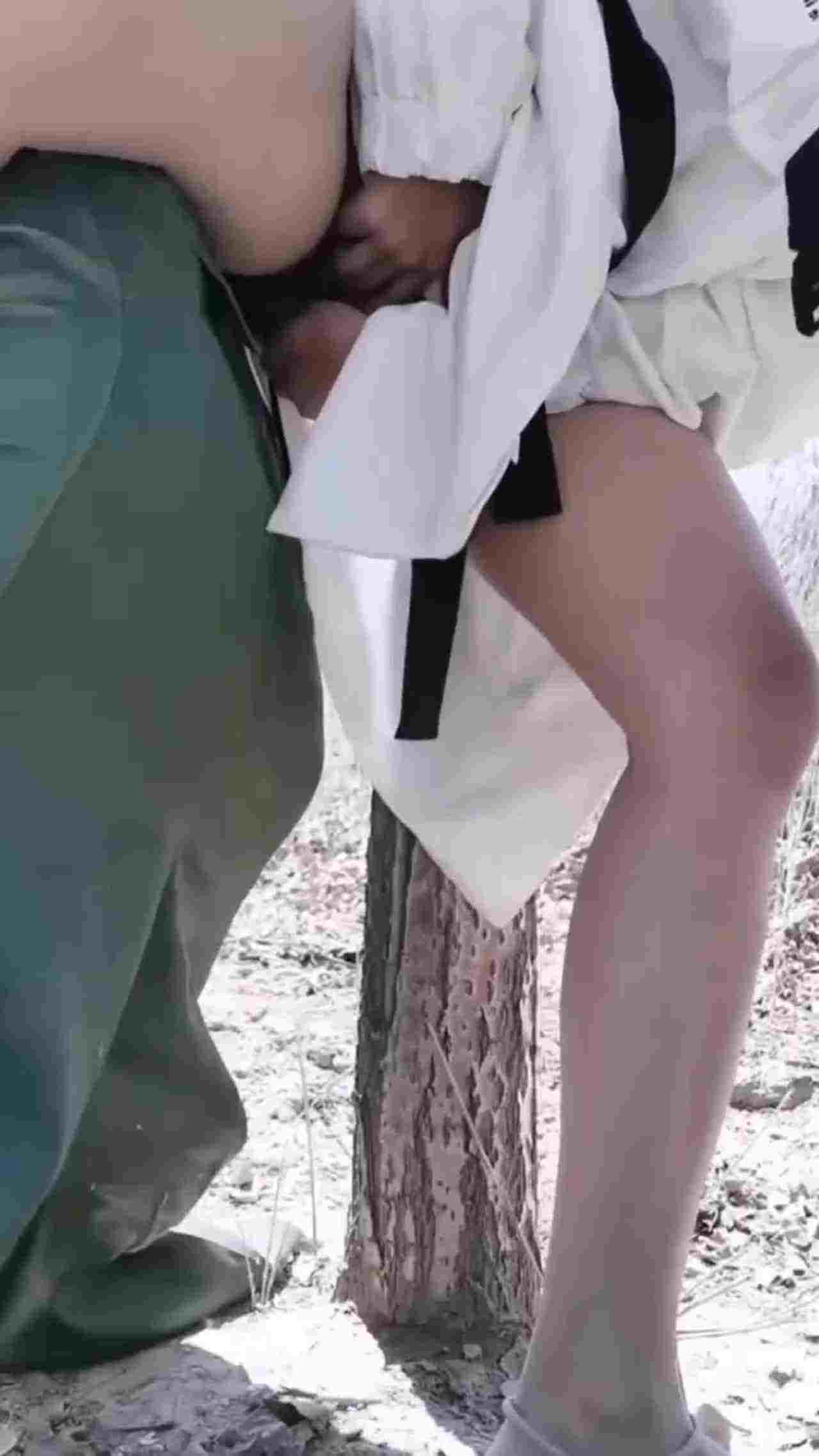  快手网红小雅户外漏出直播，路过小树 的剧照9