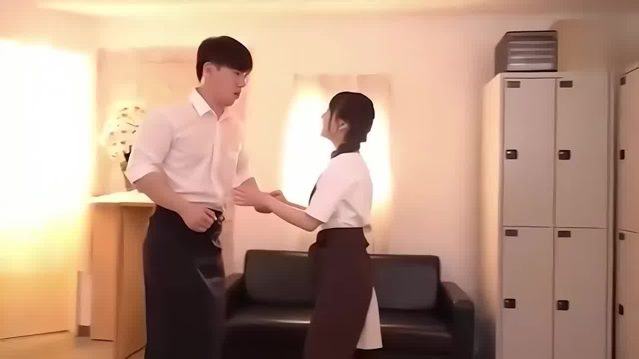  可爱高颜值反差女，强吻墙上老板儿子 的剧照9