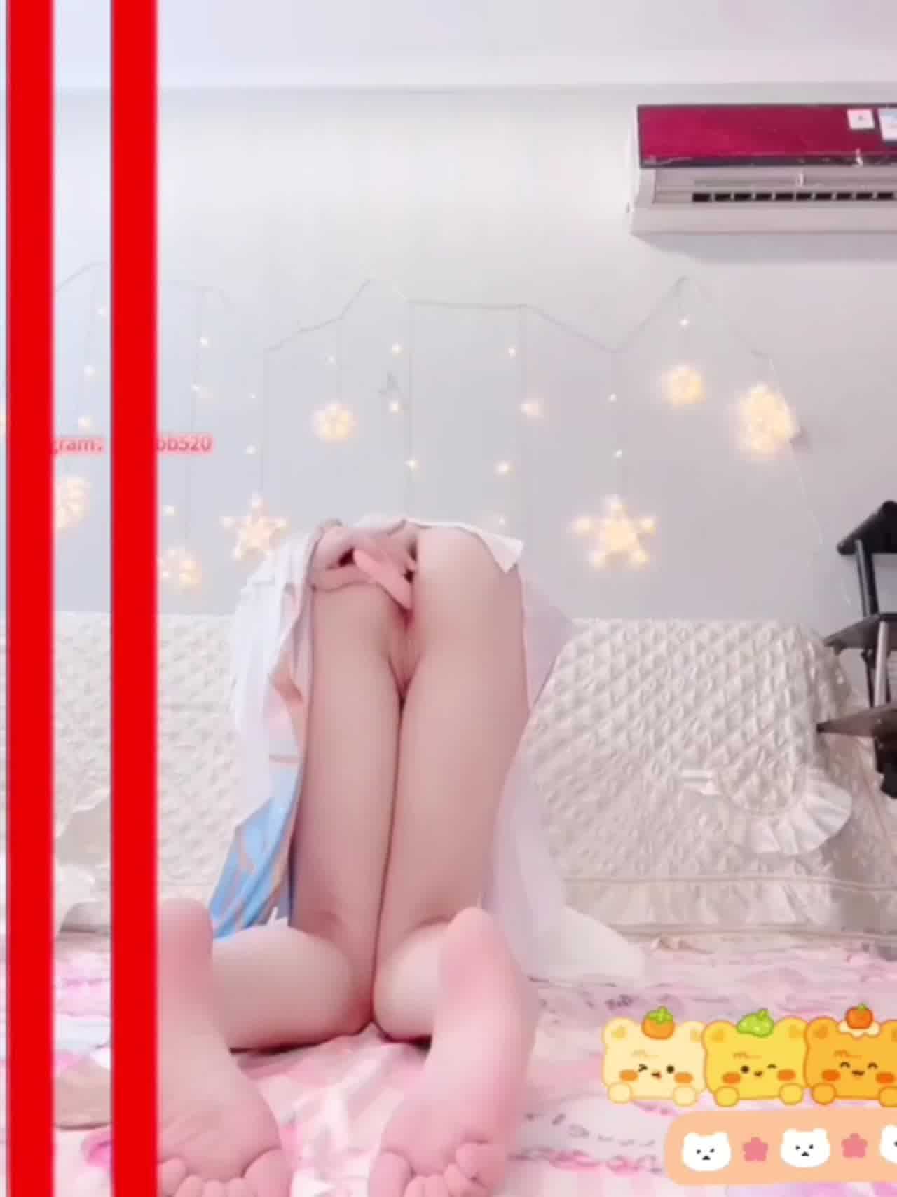  萝莉小仙秀大长腿并用道具玩弄骚穴 的剧照9