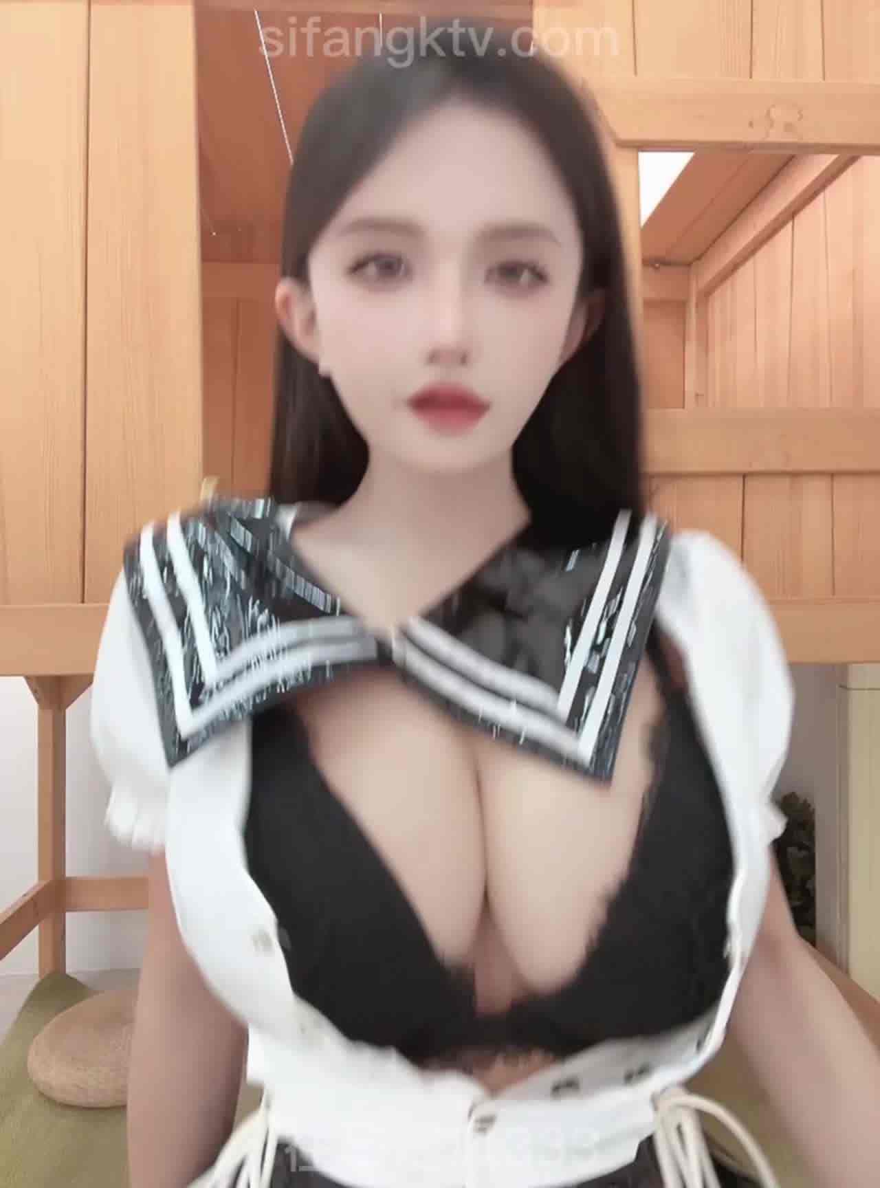  虎牙 爆乳正妹穿着学院风制服好性感 前凸后翘 口水狂流 的剧照4