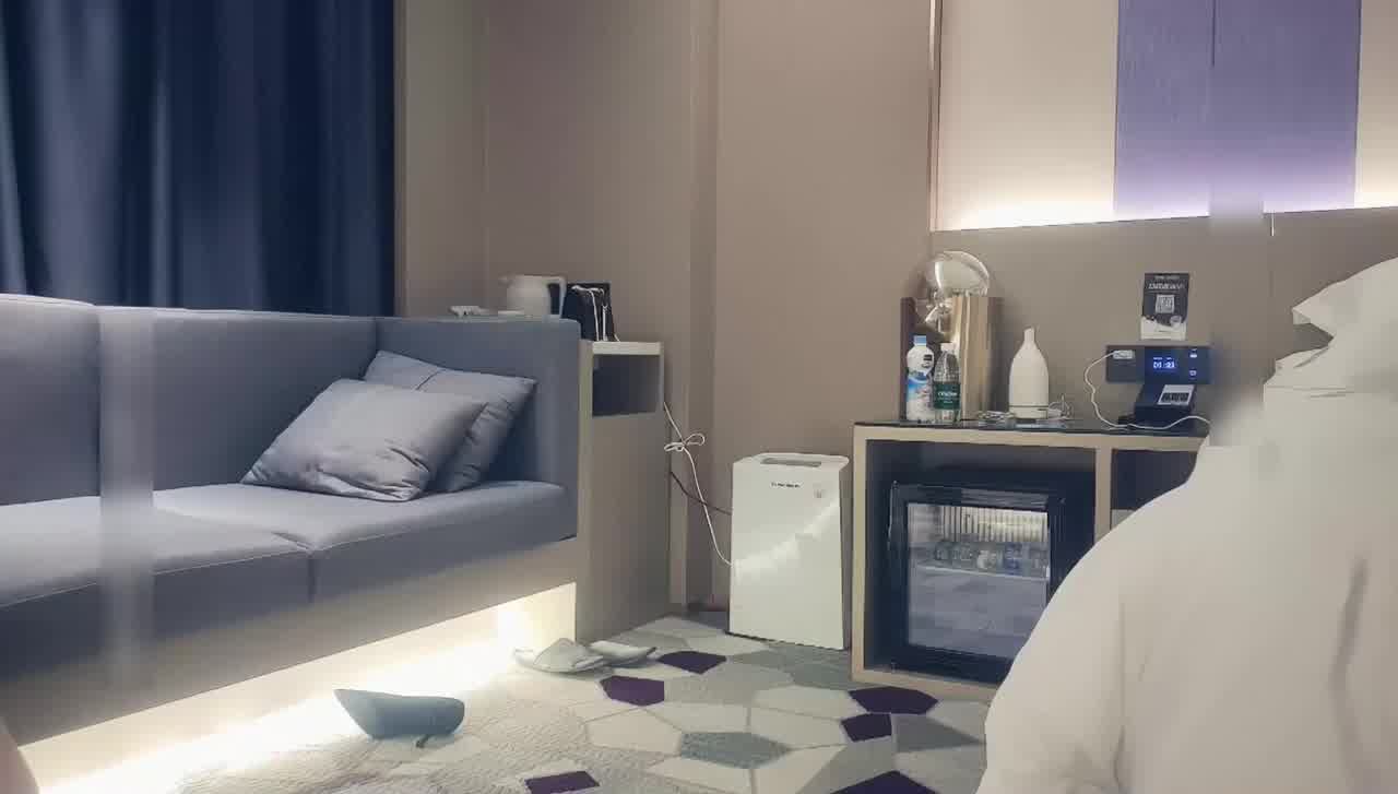  外围女神，肤白貌美黑丝诱惑，风骚魅惑很配合‘哥哥我都流水了来干我’硬骑整根插入，后入疯狂输出！ 的剧照3