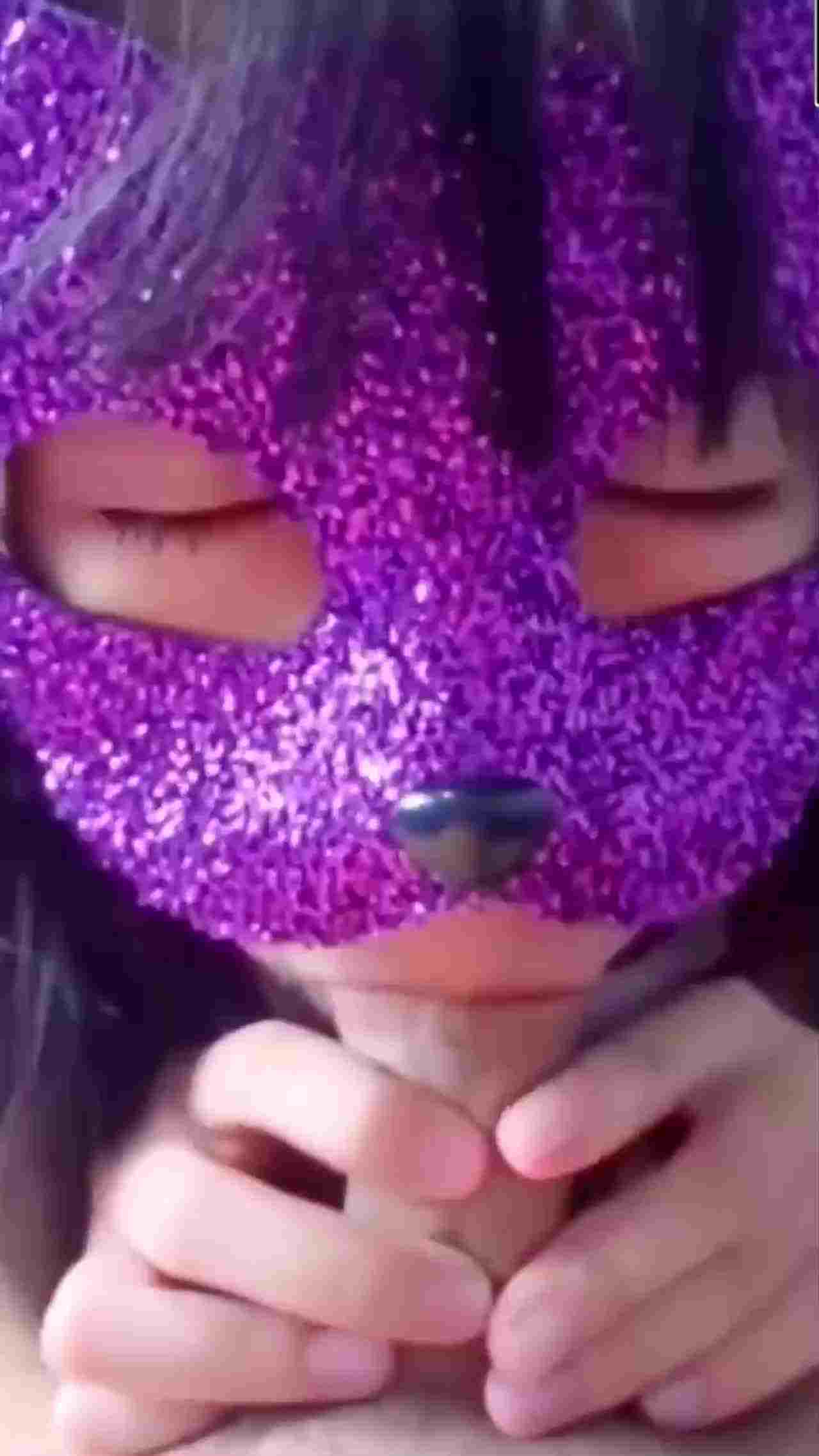  【独家猛料】爆红[紫面萝莉]疑似露脸视频首发！据传只是为了漂亮小衣服被包养 的剧照2