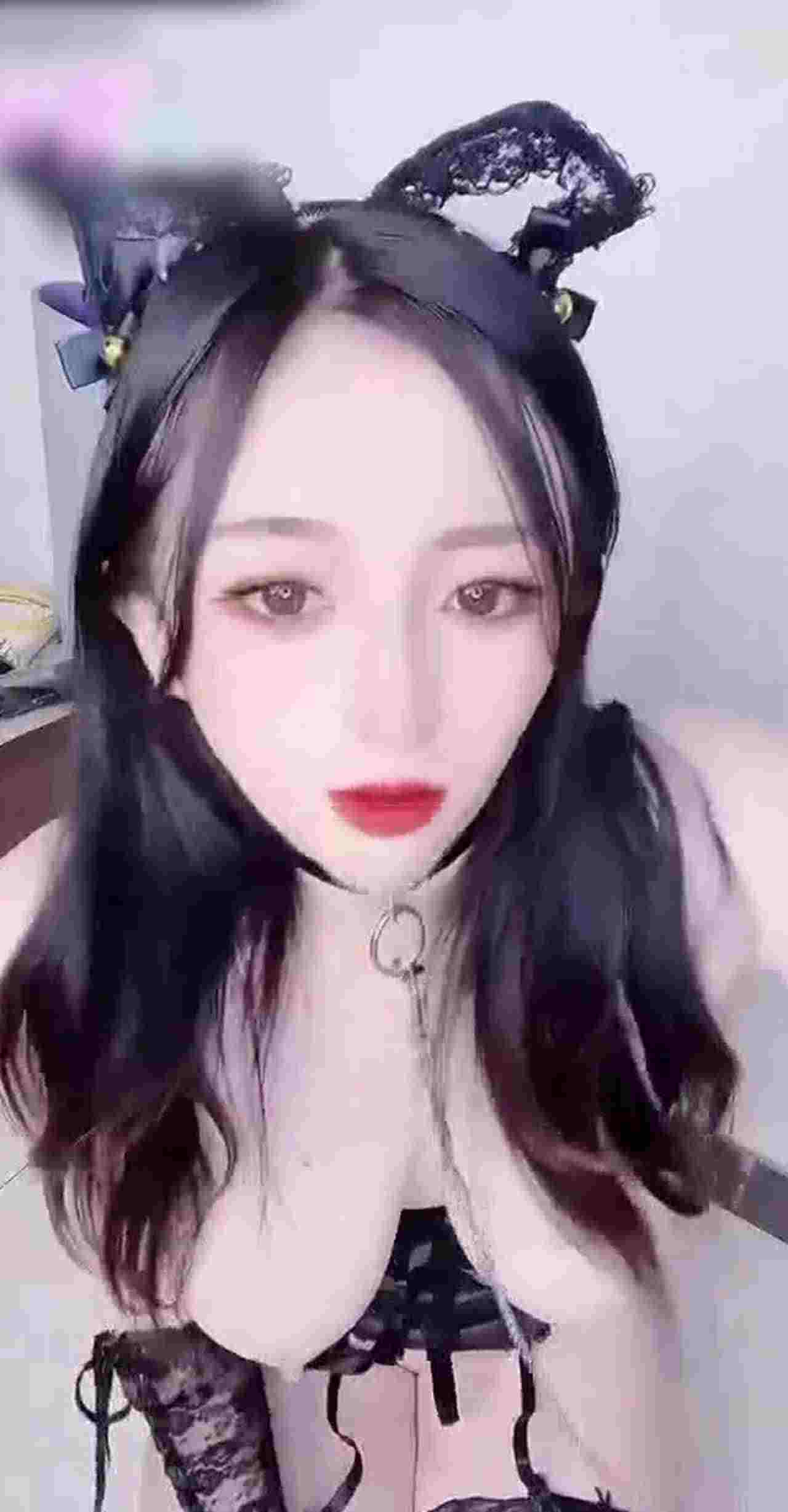  榨汁夏 肏爆性感主播的逼精华 的剧照1