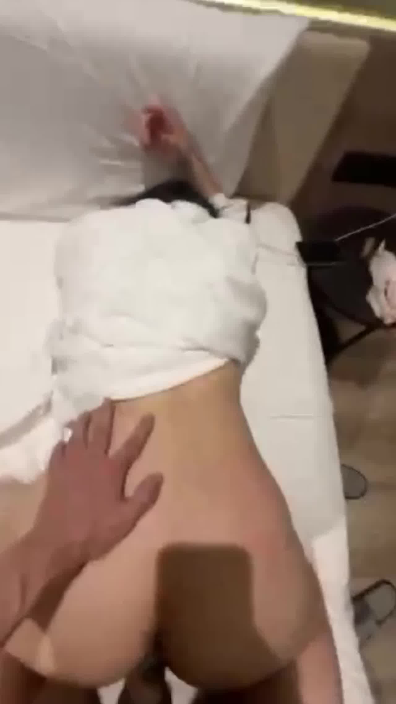  富二代酒店约炮极品身材的嫩模 的剧照8