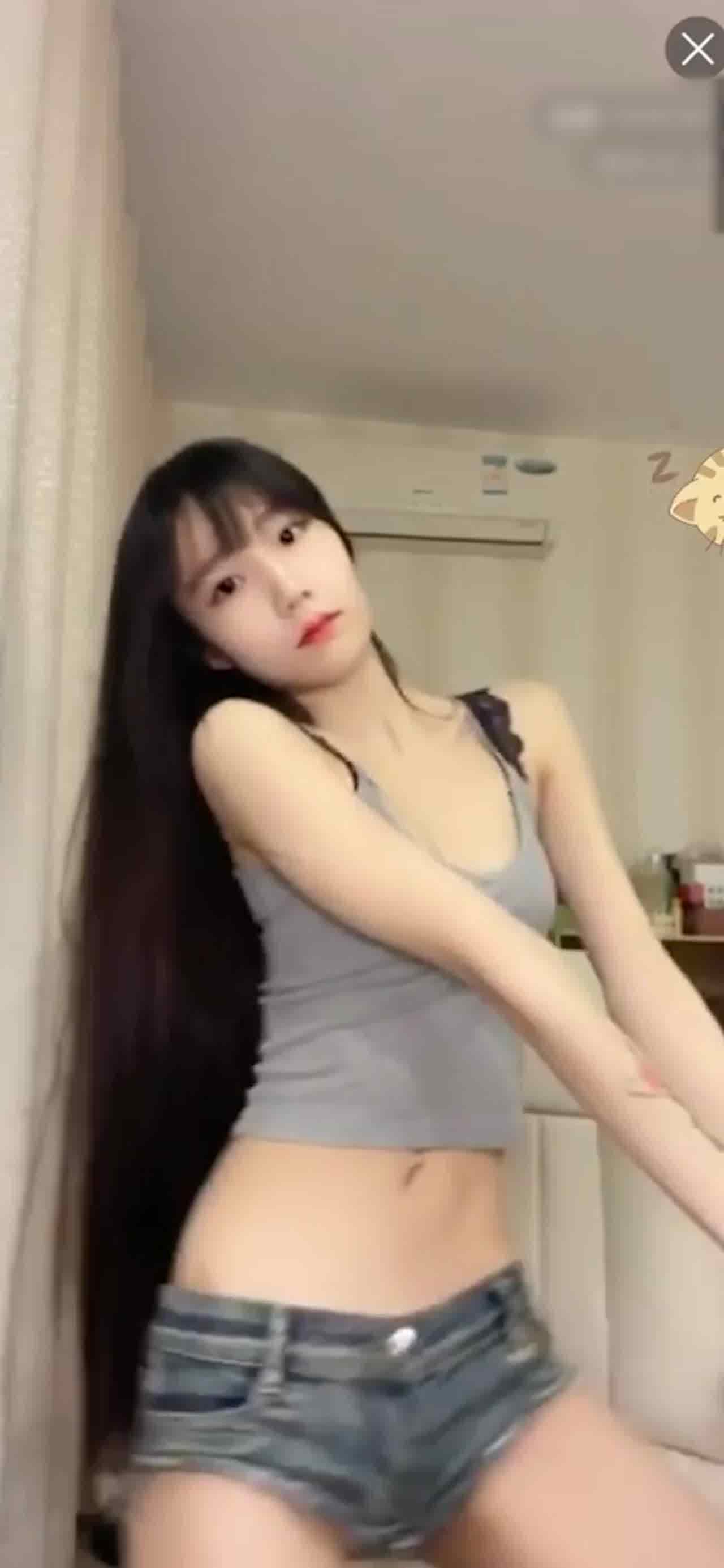  极品网红八月未央露脸火辣热舞 的剧照2