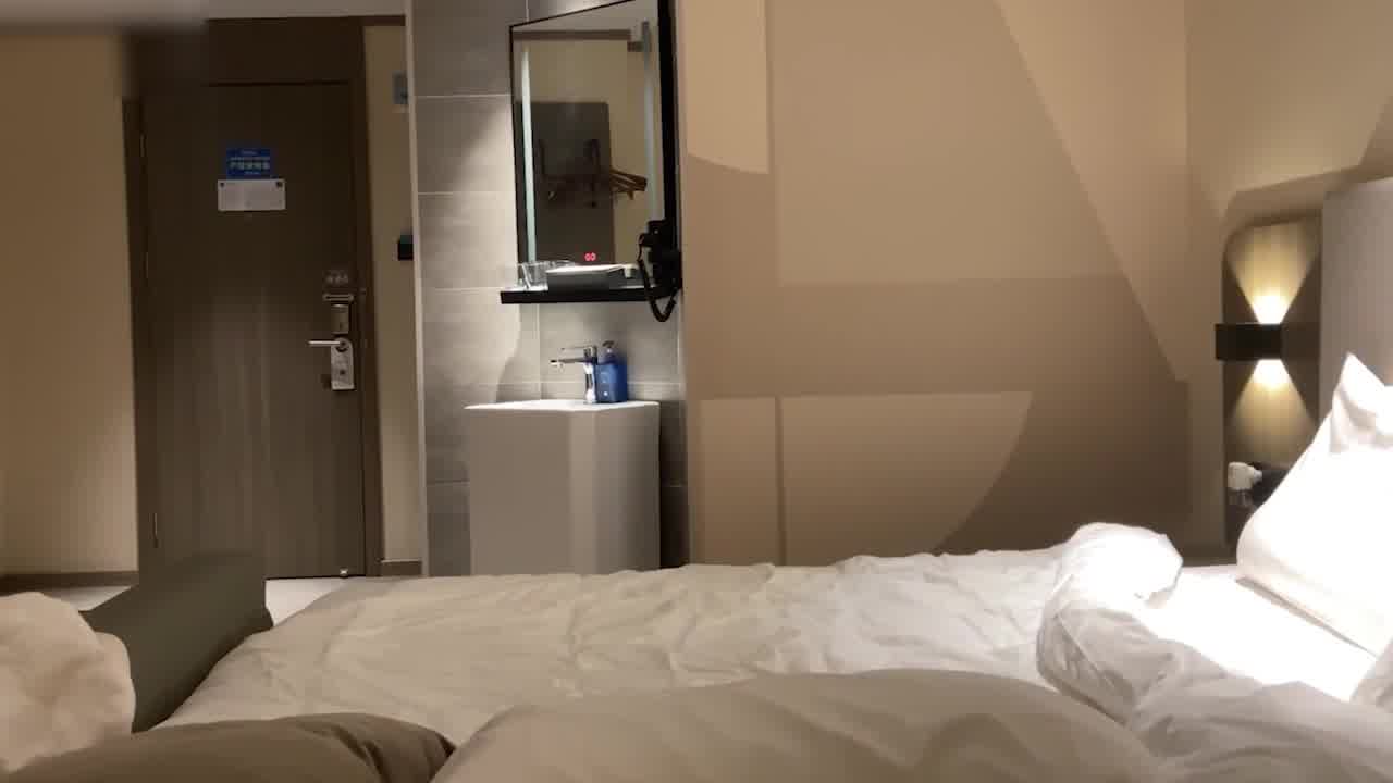  探花 约了漂亮美眉各种姿势爆操 有段还火车便当！ 的剧照8