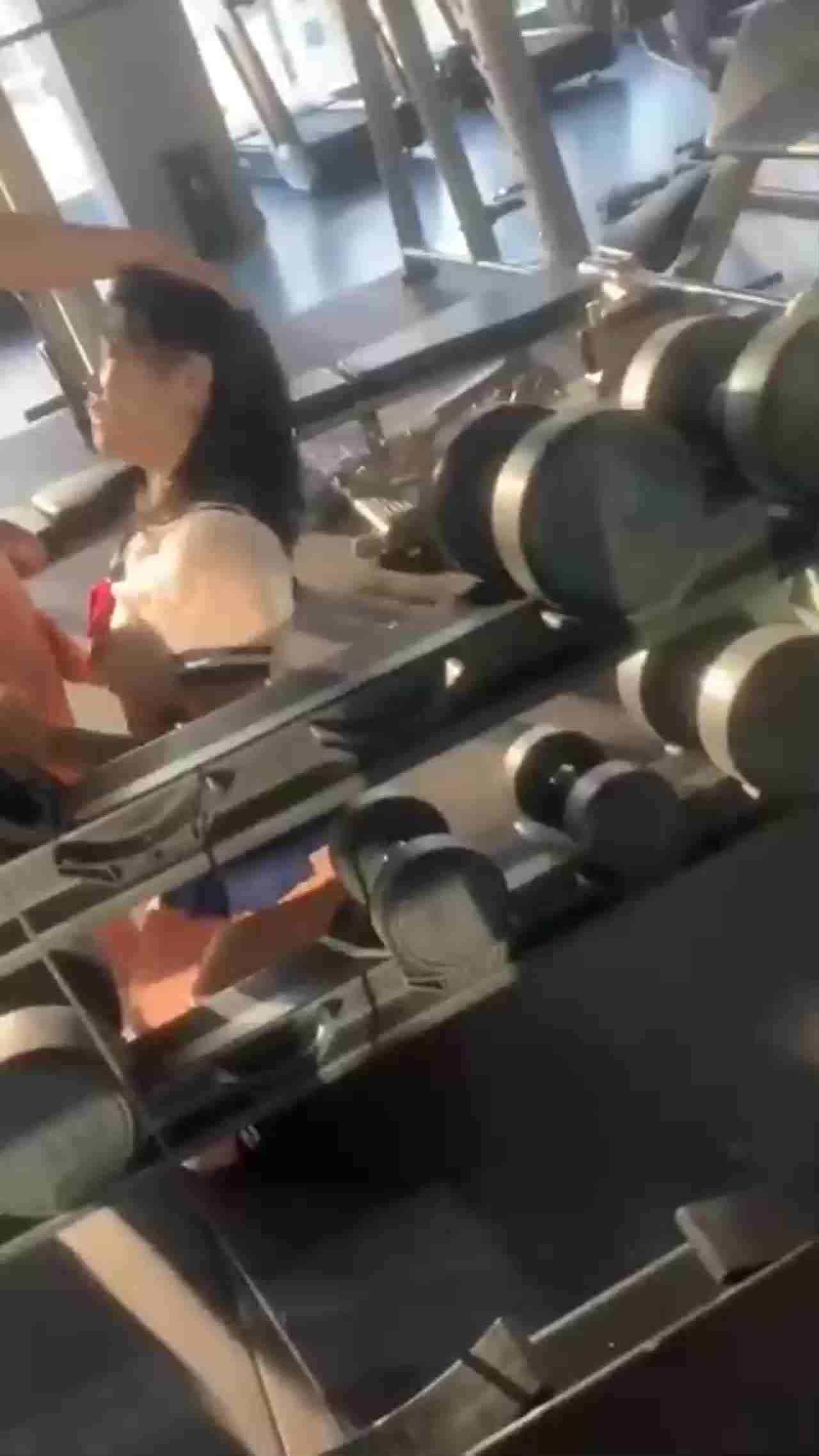  淫荡健身学生口爆教练大肉棒 的剧照10