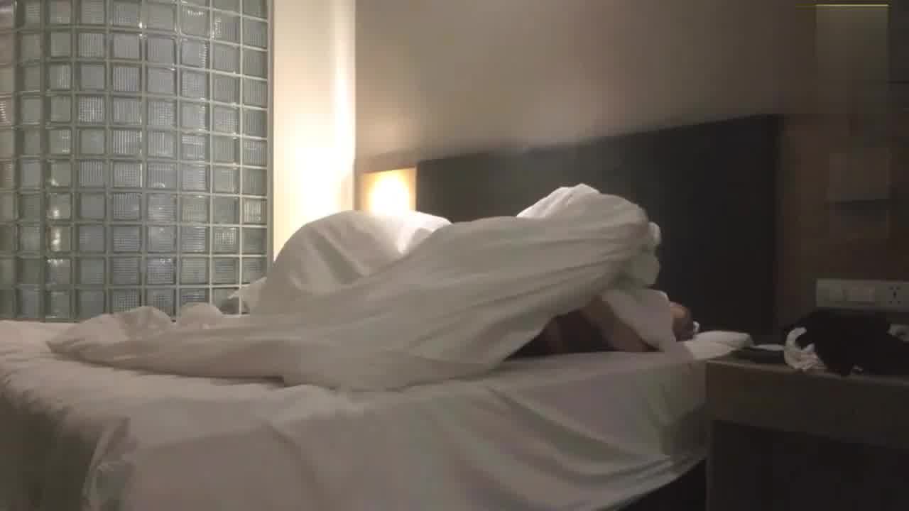  【PUA大神】大神与高中学妹玩游戏喝酒，极限拉扯，扒光强上，激烈反抗被强行插入，真刺激 的剧照6