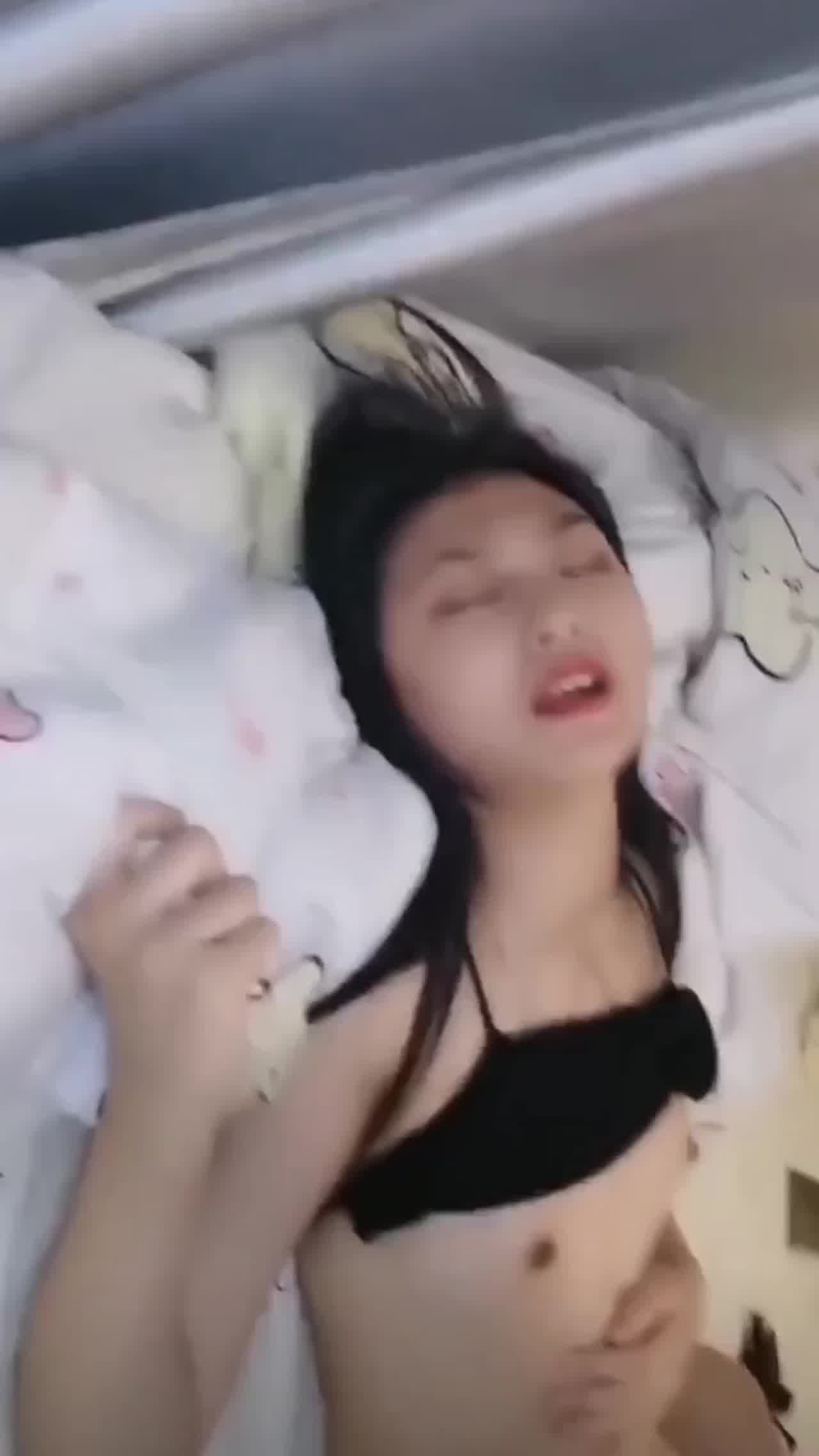  【小萝莉】猛操清纯学生妹 的剧照9