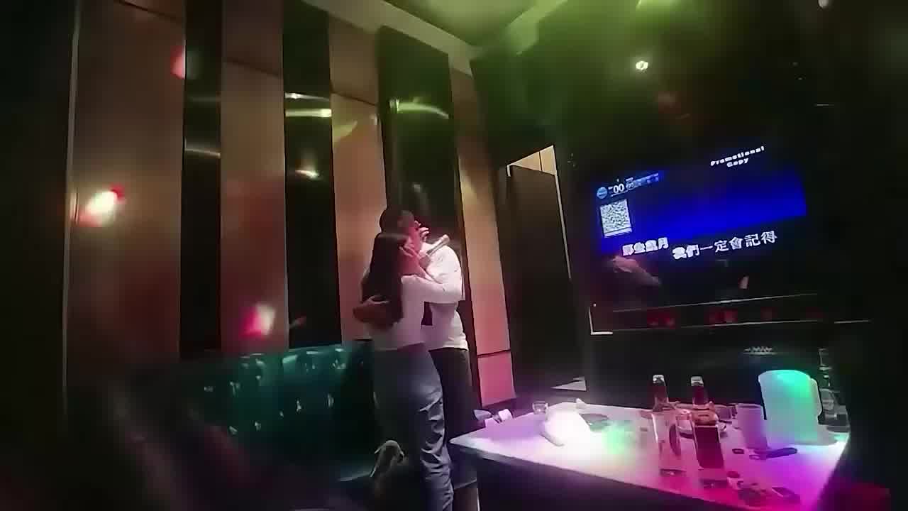  小主播与榜一大哥KTV歌舞，你依我依揉揉摸摸，大胆直接啪啪 的剧照3