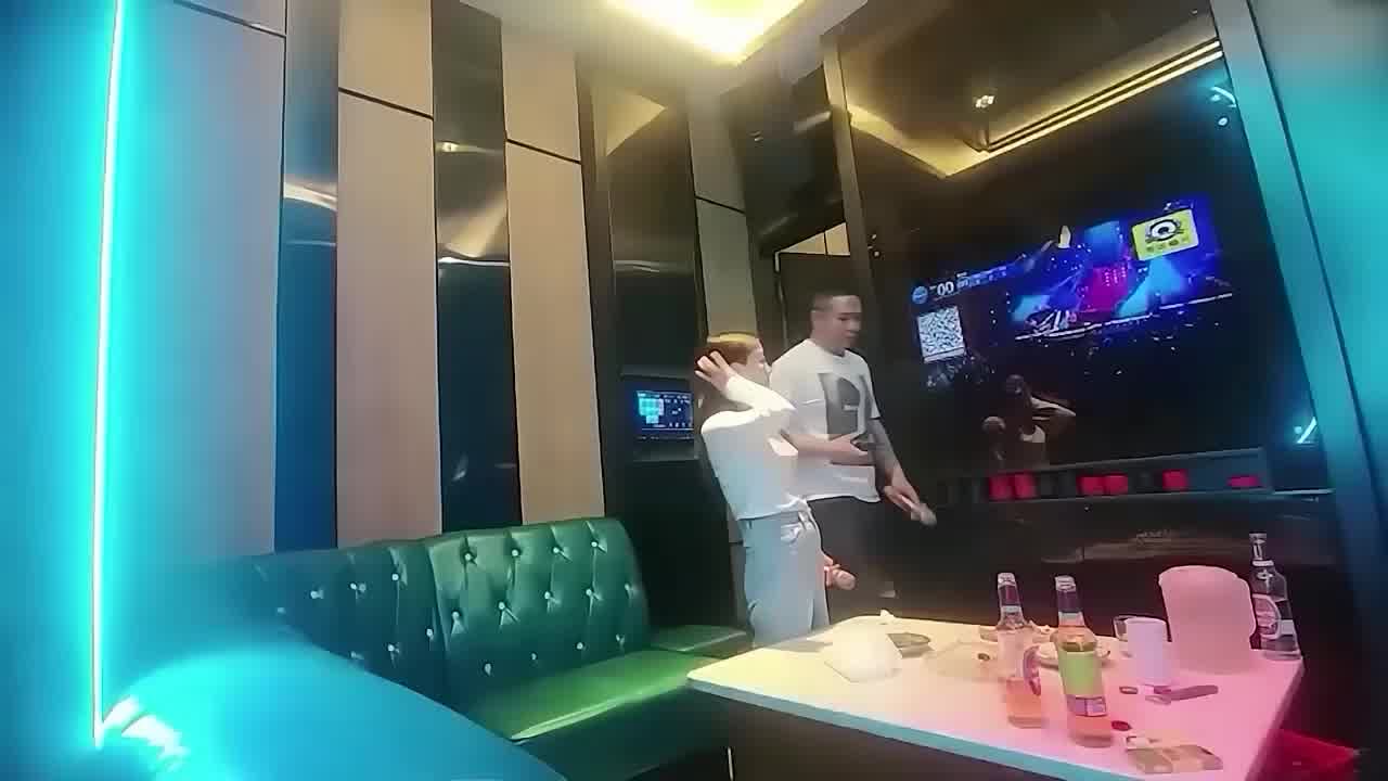  小主播与榜一大哥KTV歌舞，你依我依揉揉摸摸，大胆直接啪啪 的剧照8