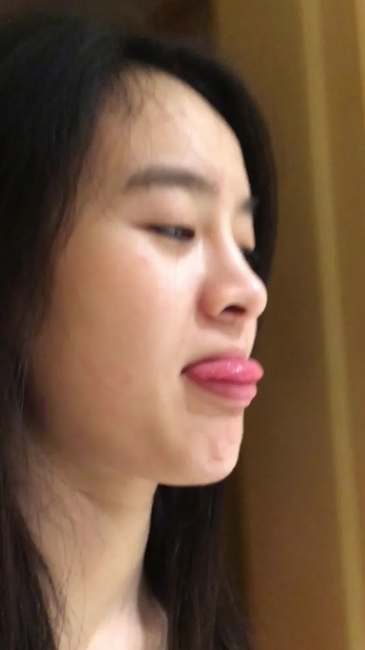  清纯学生妹拿着手机对着镜子拍摄被男友后入，妹子的大奶子真是觉是极品，插入那一瞬间的惨叫声 的剧照8