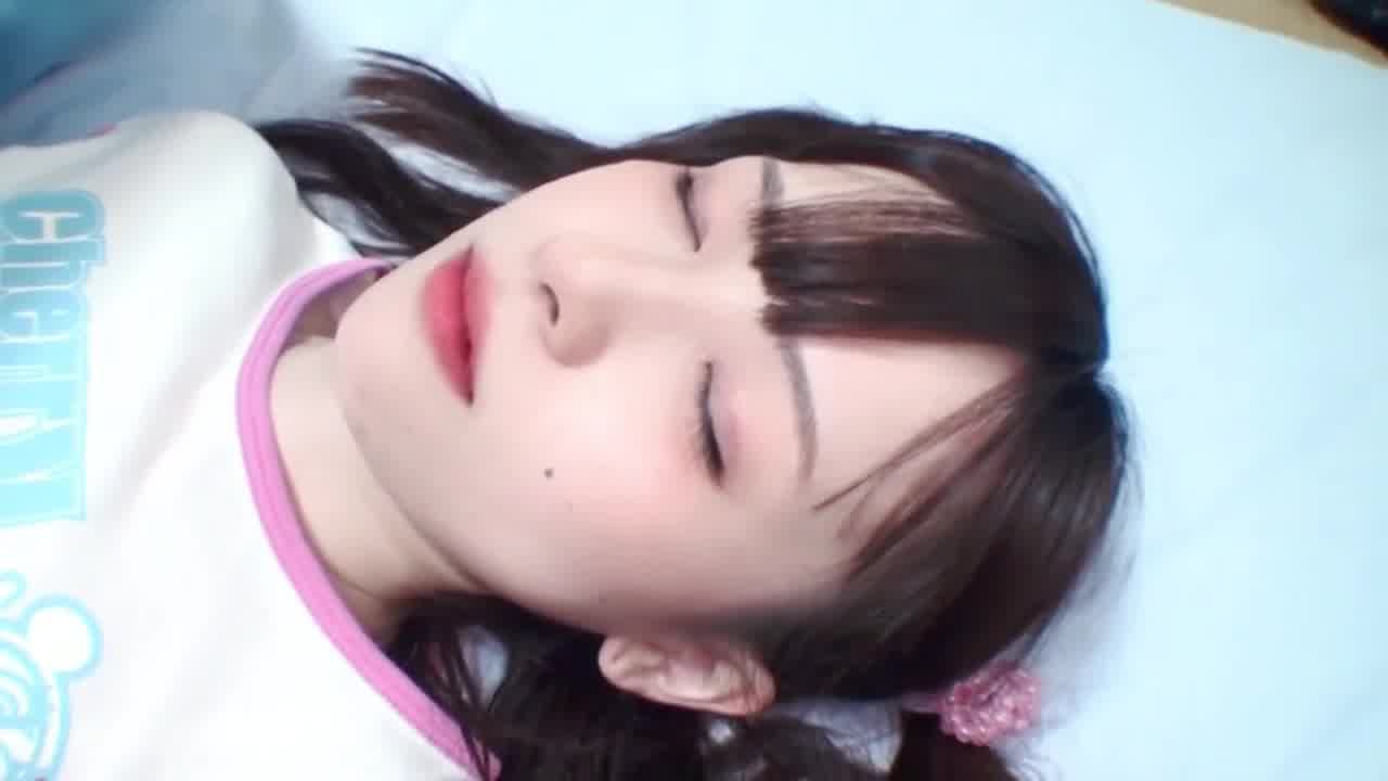  极品萝莉，被大叔下药扒开内裤 各种道具玩弄嫩穴 插了两次才内射 的剧照4