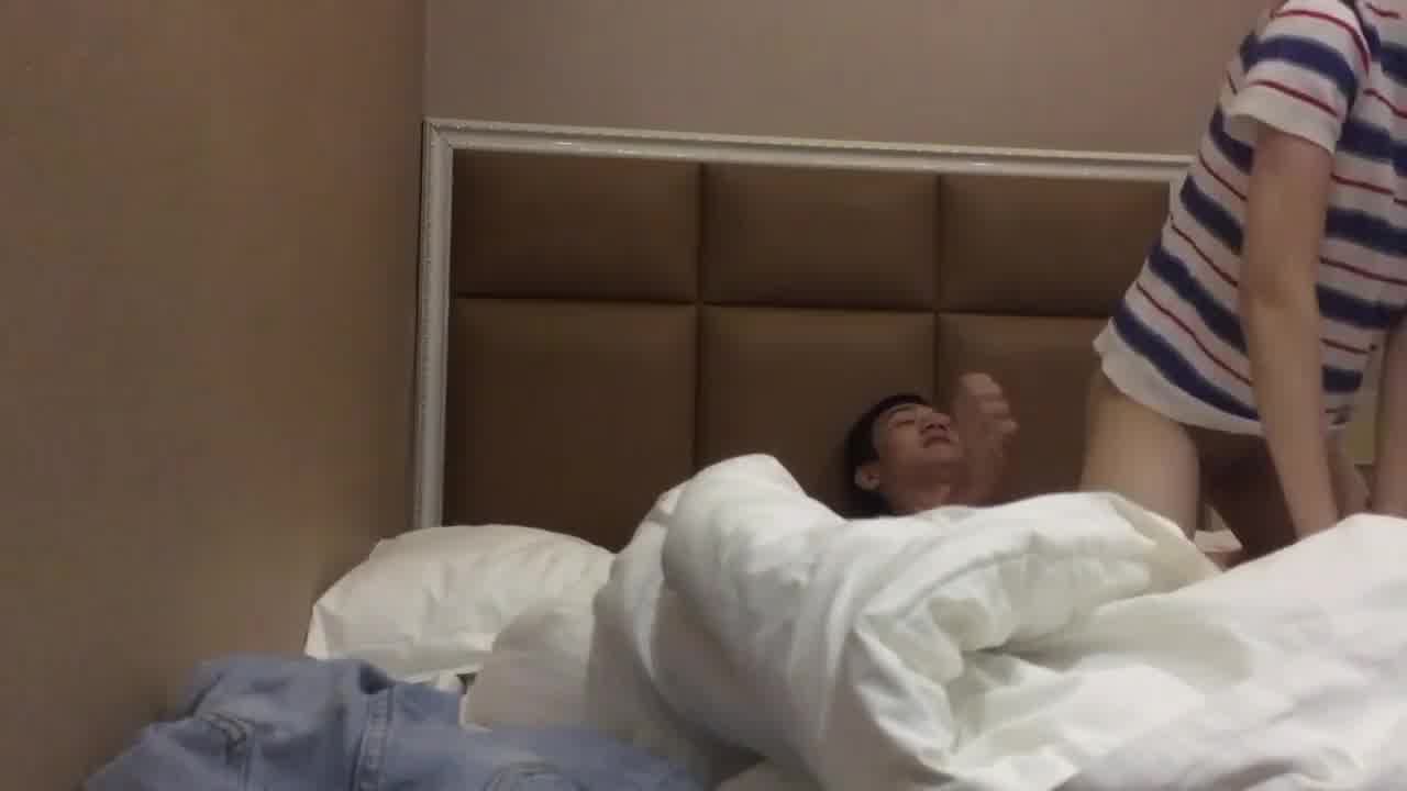  自购推特约炮大神-又跟女粉出来约炮了，她特别喜欢69，互舔了几分钟才开始操，骑乘特别喜欢被猛干 的剧照4