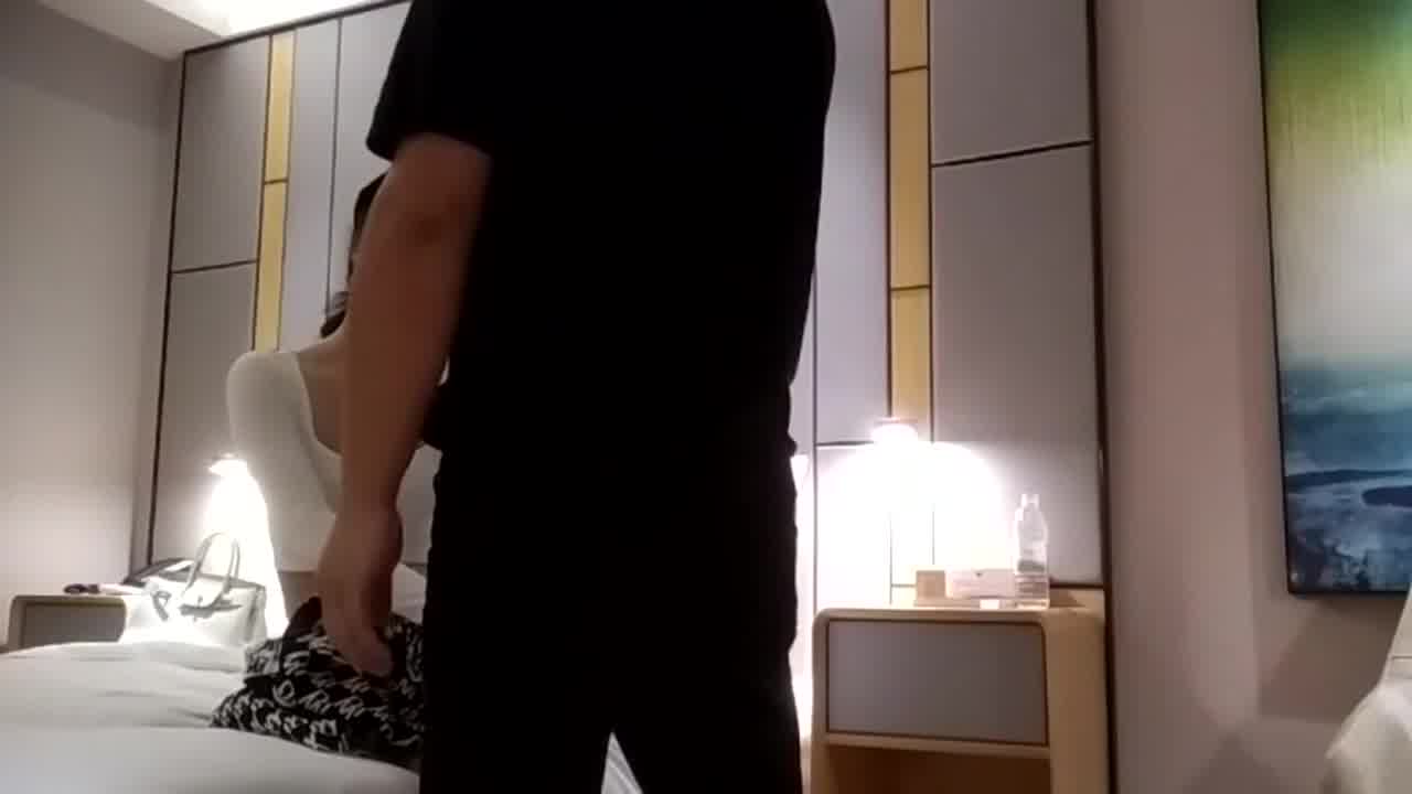  探花系列风骚外围模特国产 ，最喜欢这种闷骚气质了 的剧照2