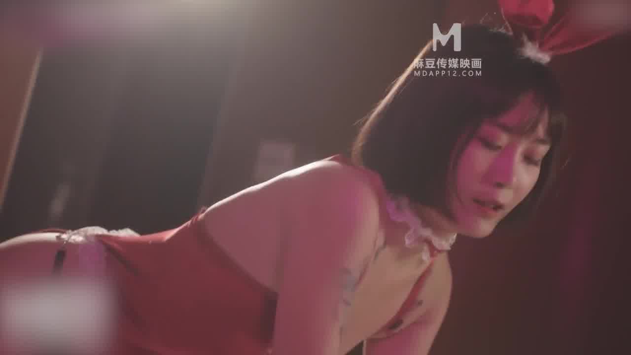  性感圣诞女郎上门榨精 的剧照4